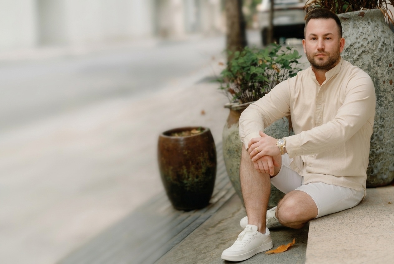 Stefan Czysz in legerem Leinenhemd, ruhige Pose